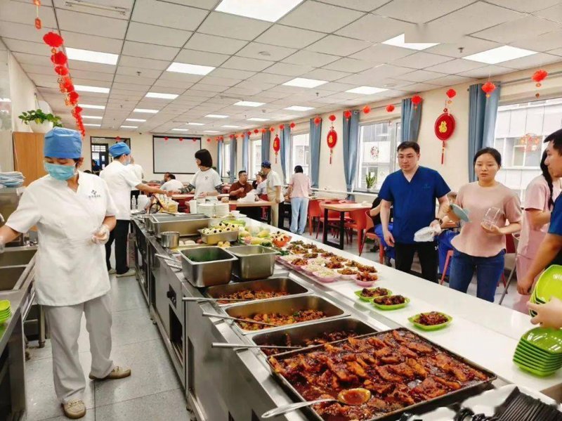 故事叙述类：从一位餐饮行业老兵的角度，讲述团餐服务的标准与规范。